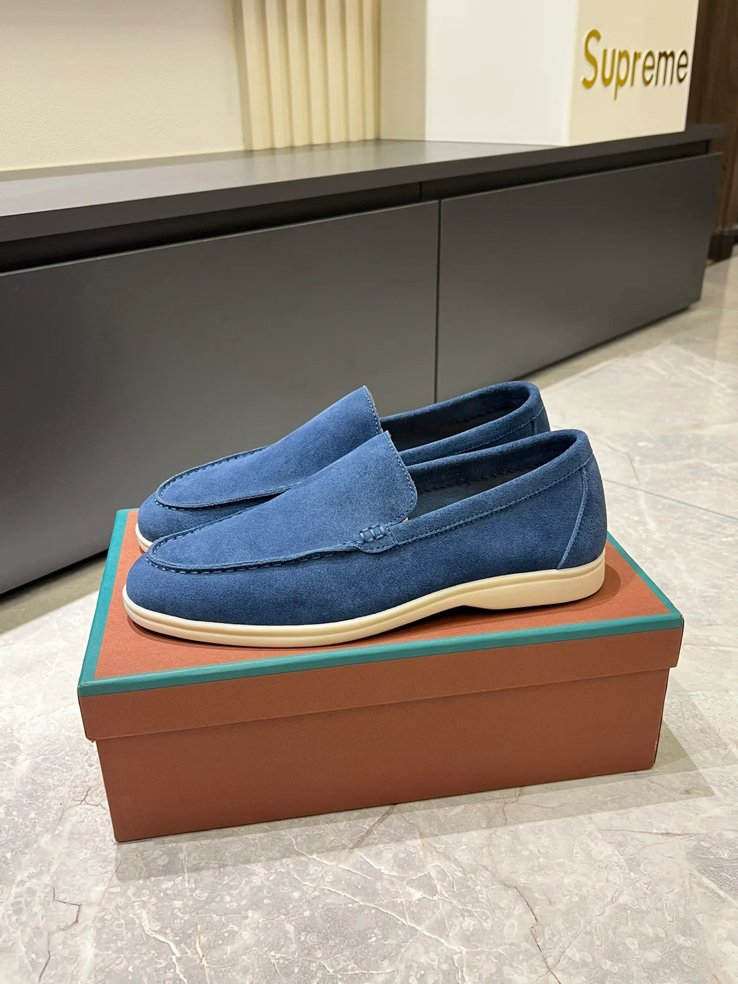 Men's shoes 💰p360 "Loro men's shoes 💰pian'*" Classic L men's shoes for couples 💰p Top version British flat loafers, a must-have item in old money style, the minimalist design is eye-catching and durable, a plus point for dressing The soft foot feel and texture are outstanding. They don’t scratch your feet and are very nice. They are matched with soft and waxy soles. They can be worn daily for a long time without getting tired. They are easy to wear, versatile and classic items, with perfect foot feel and texture! Imported cashmere fabric, the lining is made of imported A-grade water-dyed cow lining, the top version of the genuine leather midsole is sewn with pure handmade mark thread! Size: Female 35-40 (34. Customized) Male 38-44 (45.46. Customized)